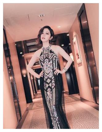 真敢穿!邓紫棋连衣裙直接开叉到腰部,网友:穿与没穿有区别吗?