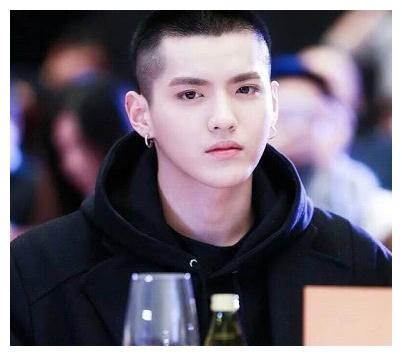 张艺兴的寸头,让人空灵,本以为很爷们,一看正脸遭全网打脸了!