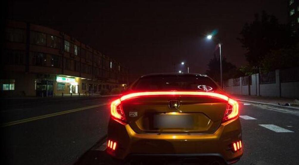 偶遇本田思域贯穿式的尾灯造型回头率极高