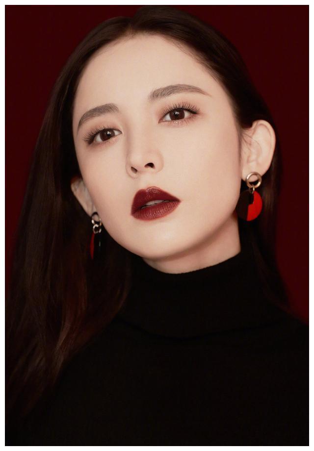 古力娜扎晒出自拍照,长发造型十分抢眼,肤白貌美气质迷人