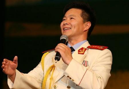4岁父亲病逝,12岁登台演出,9登春晚,如今娶才女|王宏伟|春晚|才女