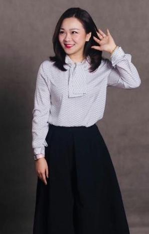 声音低沉,黑眼圈,成为了他的标志,配音者是吕艳婷,声音低沉似烟嗓