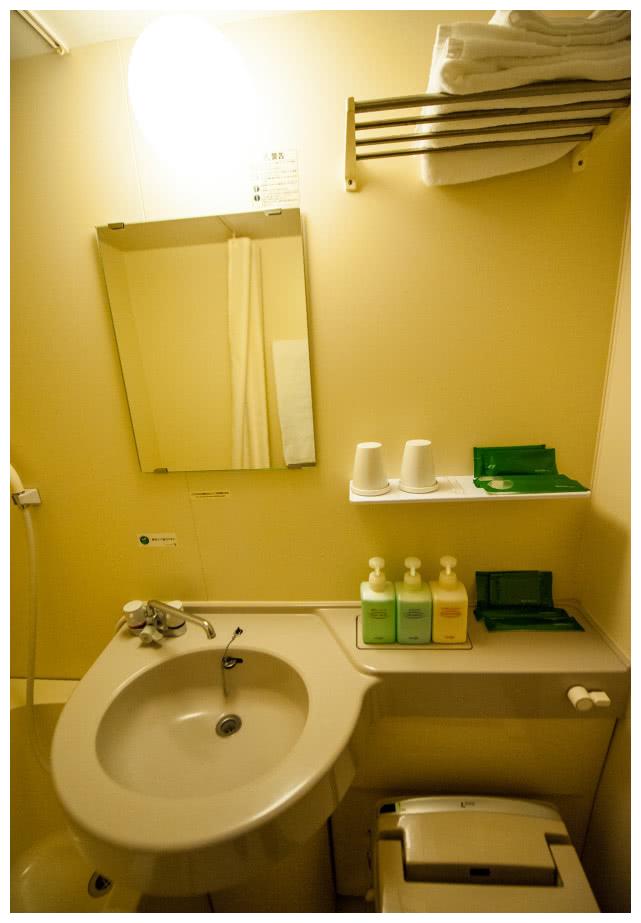 日本酒店有多“奇葩”？10平房间3平米洗手间，塞得满满当当