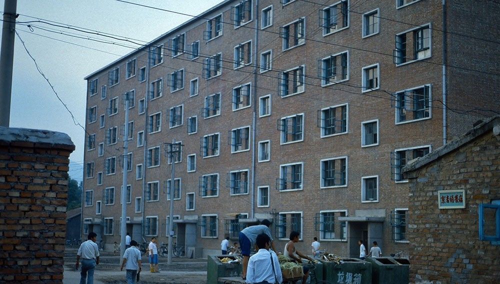 1985年北京老照片:苹果园附近居民楼;板爷儿为生活打拼