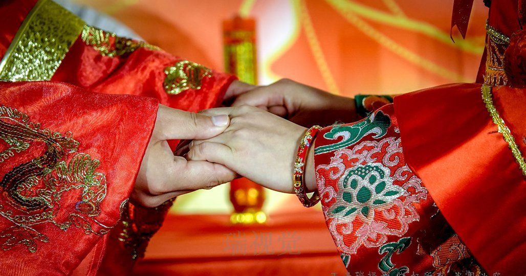 中式婚礼,新郎新娘合卺之后牵手:执子之手,与子偕老!