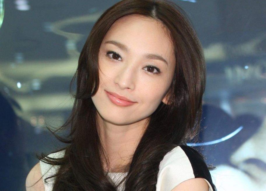 早期出席活动的吴佩慈,"蓬蓬裙"露香肩,这身材也太好了吧!