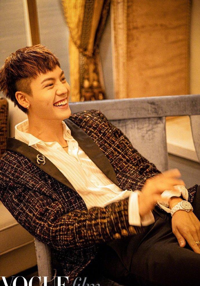 陈伟霆新款港风超短发亮相时装电影盛典纹理烫斜刘海帅到爆炸