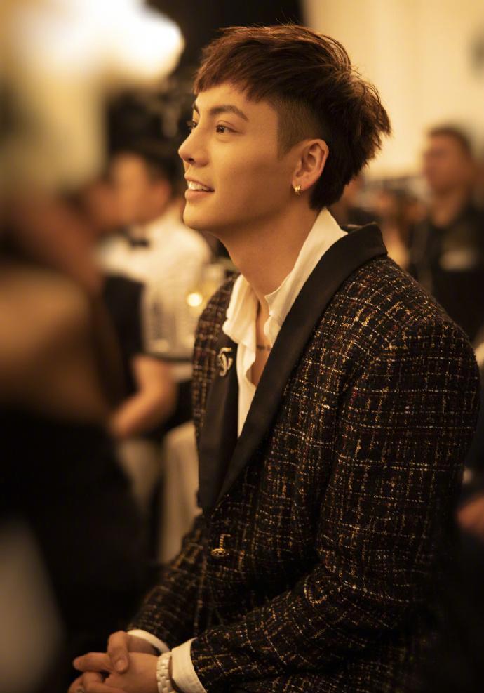 陈伟霆新款港风超短发亮相时装电影盛典纹理烫斜刘海帅到爆炸