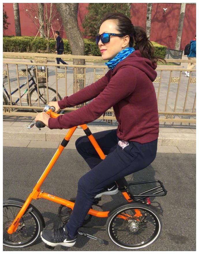 41岁梦桐户外游玩照身材好爱运动面部表情最丰富的主播