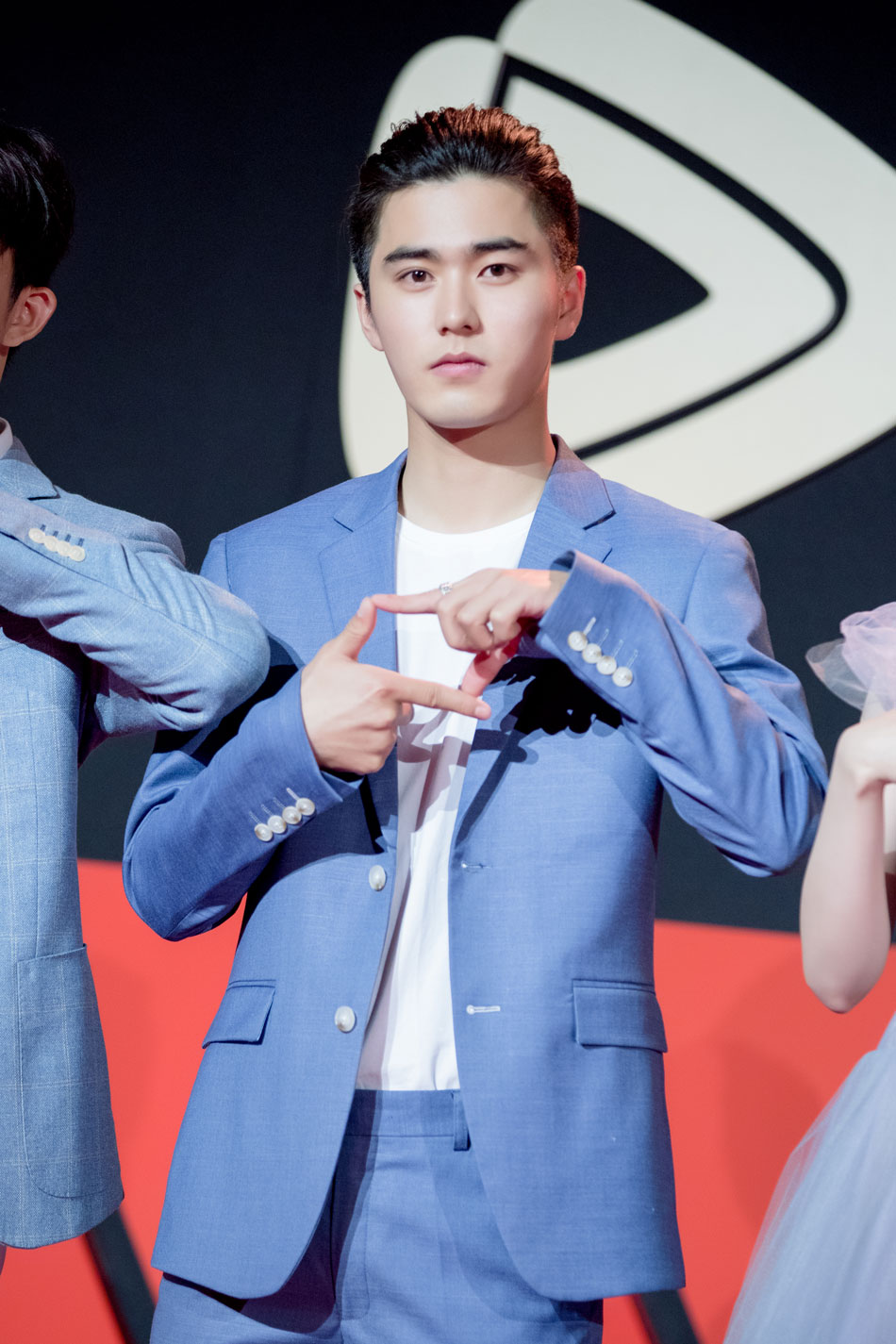 新浪看点# 刘奕畅出席上海活动 举手投足潇.