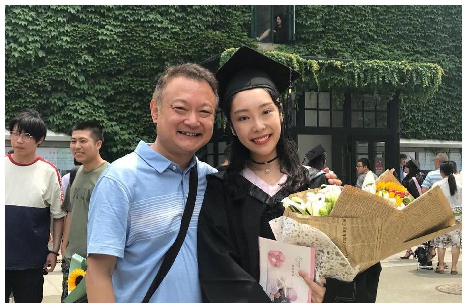 55岁欧阳奋强与女儿亲密合影曾经帅气的贾宝玉成这样