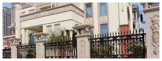 别人家的大门和围栏让人羡慕不已，全用大理石，华丽又大气
