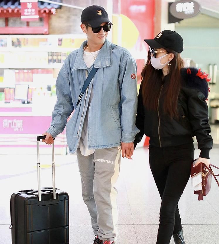 杜江霍思燕十指紧扣现身戴情侣帽甜蜜对视满屏都是狗粮