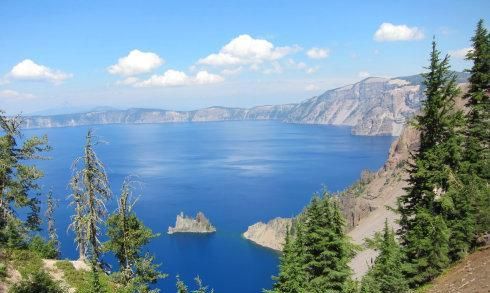 火山湖国家公园 美国最深的湖泊 像一颗镶嵌在群山峻岭之中明珠 火山湖国家公园 美国最深的湖泊 像一颗镶嵌在群山峻岭之中明珠