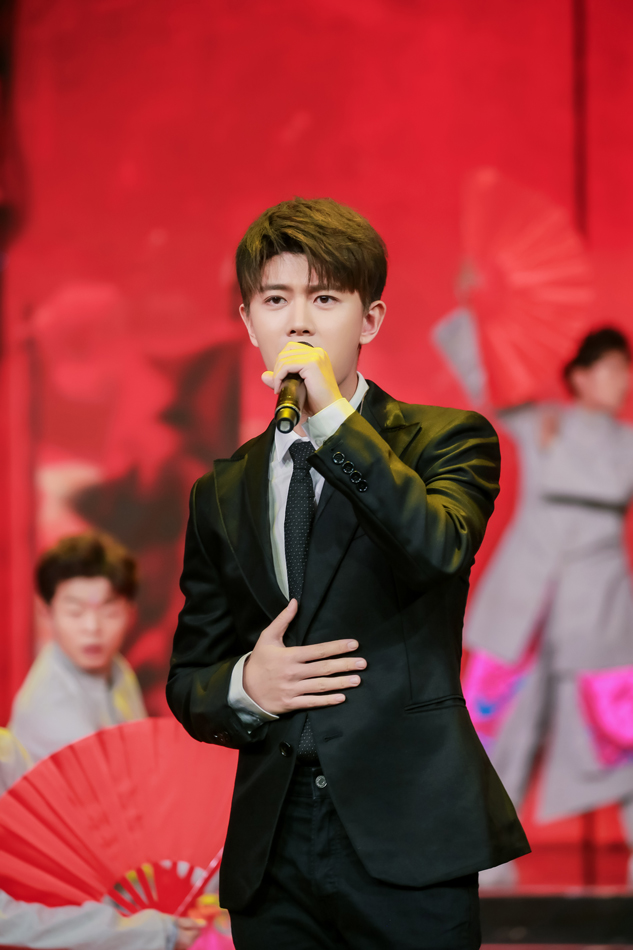 任嘉伦登央视舞台唱响《精忠报国》 豪情万丈迎接新年|精忠报国