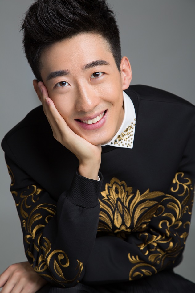 彭禺厶生日写真曝光休闲look尽显时尚简约风