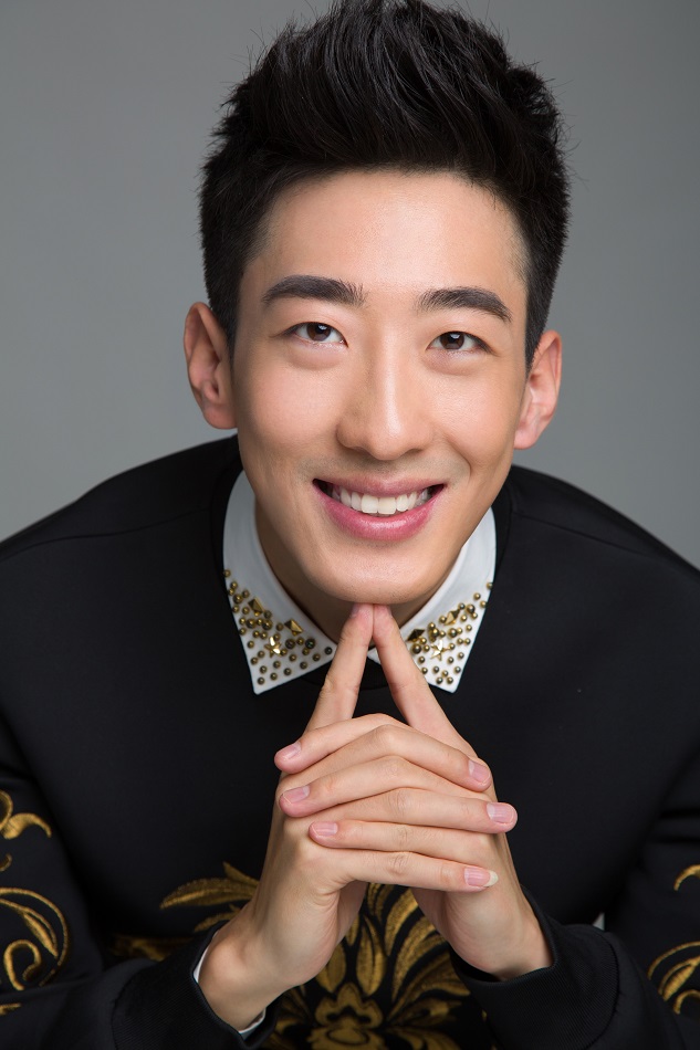 彭禺厶生日写真曝光休闲look尽显时尚简约风