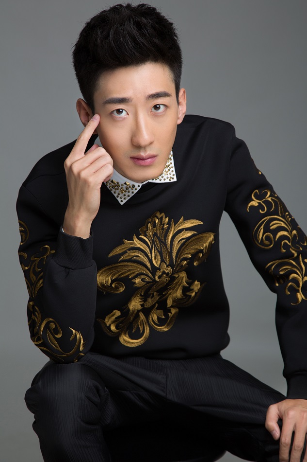 彭禺厶生日写真曝光休闲look尽显时尚简约风