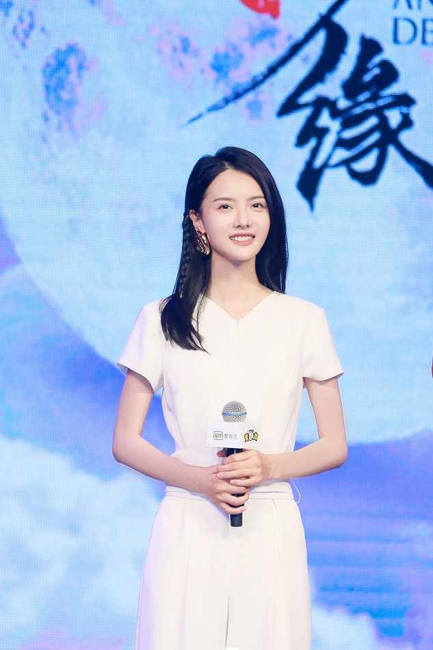 张芷溪优雅现身宸汐缘缘见见面会大秀舞技看点足