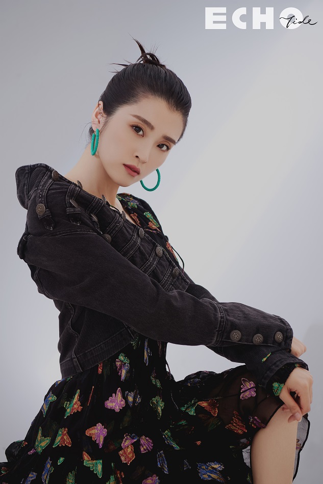 近日,青年演员李若嘉发布了一组时尚杂志大片,照片里,李若嘉造型多变