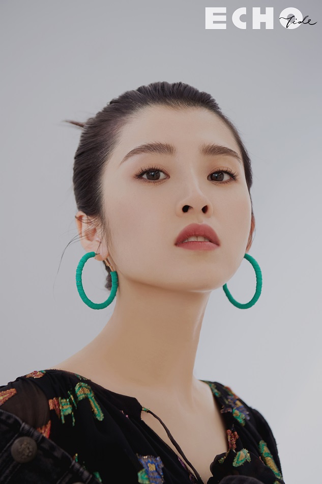 近日,青年演员李若嘉发布了一组时尚杂志大片,照片里,李若嘉造型多变