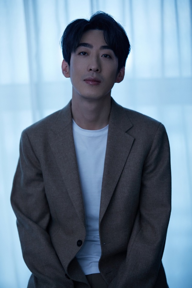 彭禺厶率性亮相颁奖礼 斩获年度网络电影最佳男演员奖