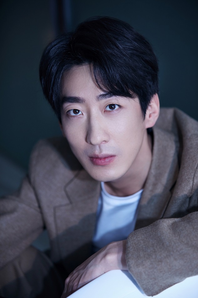 彭禺厶率性亮相颁奖礼 斩获年度网络电影最佳男演员奖