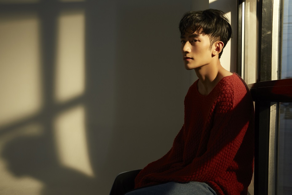 张天阳最新冬日写真曝光 简约干净展温柔气质