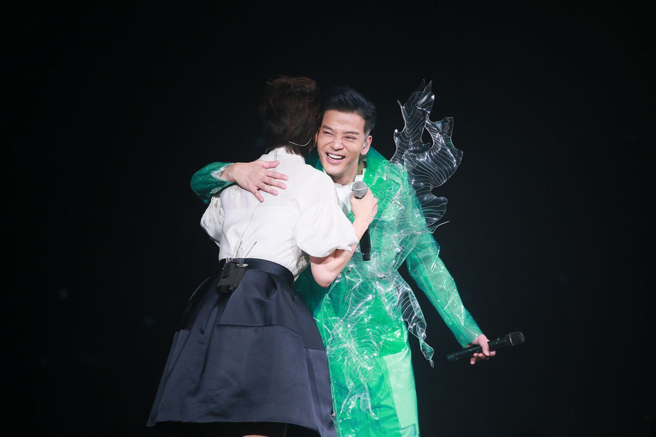 陈晓东红馆演唱会绿衣吸睛两千金同台 梁咏琪助阵牵手合唱