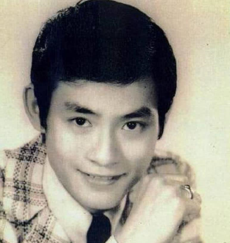 不老秋官郑少秋帅气旧照:图6抱着小时候的梅艳芳和姐姐梅爱芳