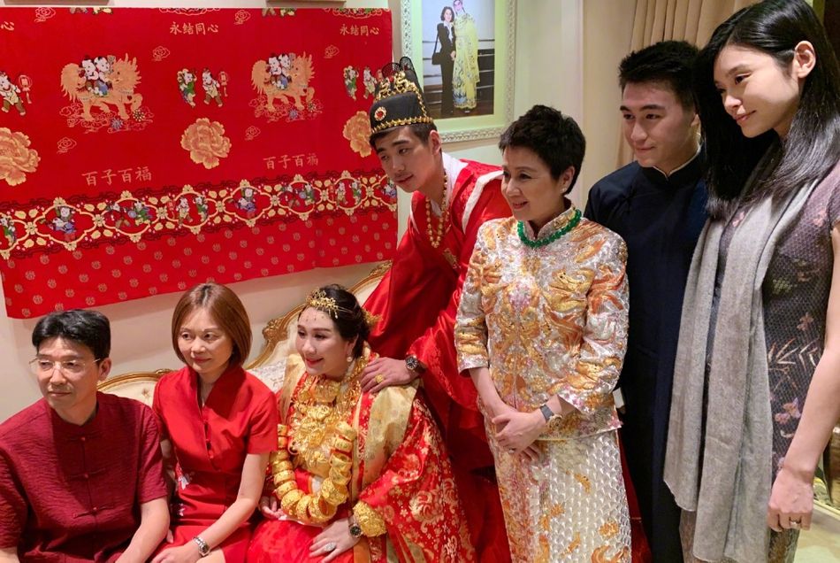 赌王女儿何超盈过大礼,男友送的聘礼很吸睛,各种金饰堆积如山|何超盈