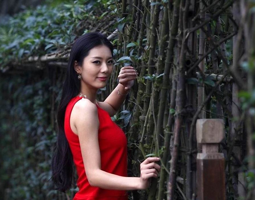 春半桃花,亭亭玉立——艾尚真