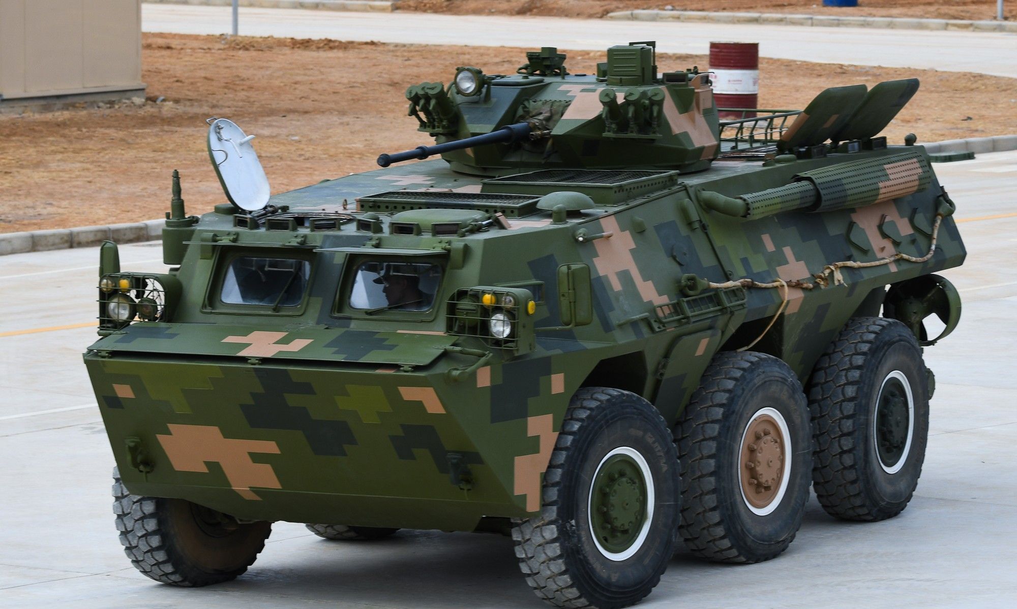 各种陆军装备也是光大军事爱好者非常关心的重点,其中轮式步兵战车和