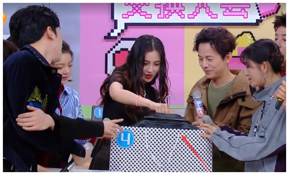 何炅送杨颖礼物,看到杨颖穿上的那一刻,网友:简直就是量身定做