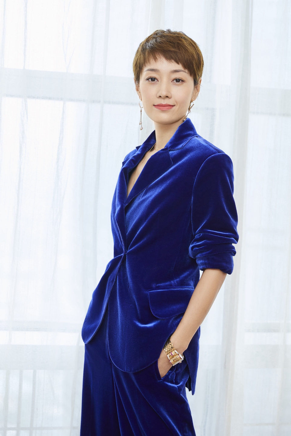 《我和我的祖国》曝马伊琍角色海报,眼泛泪光再忆高燃时刻