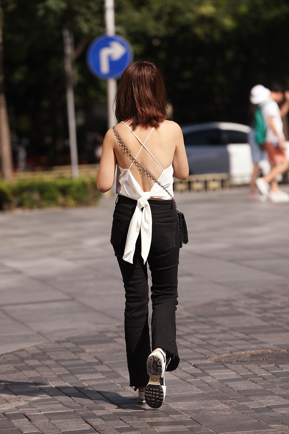 三里屯街拍,女孩背影好看很重要,女人和女神只有一步之遥