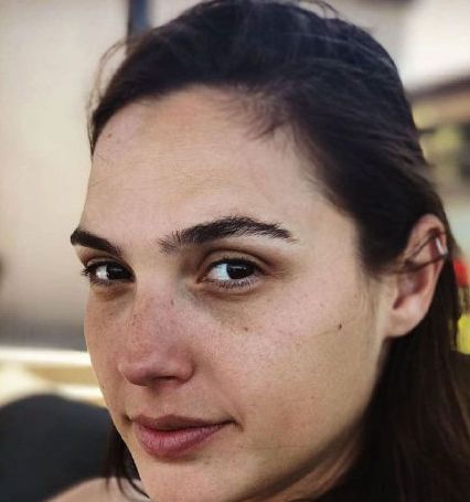 素颜自拍的欧美女明星 卸下浓妆,谁最好看?