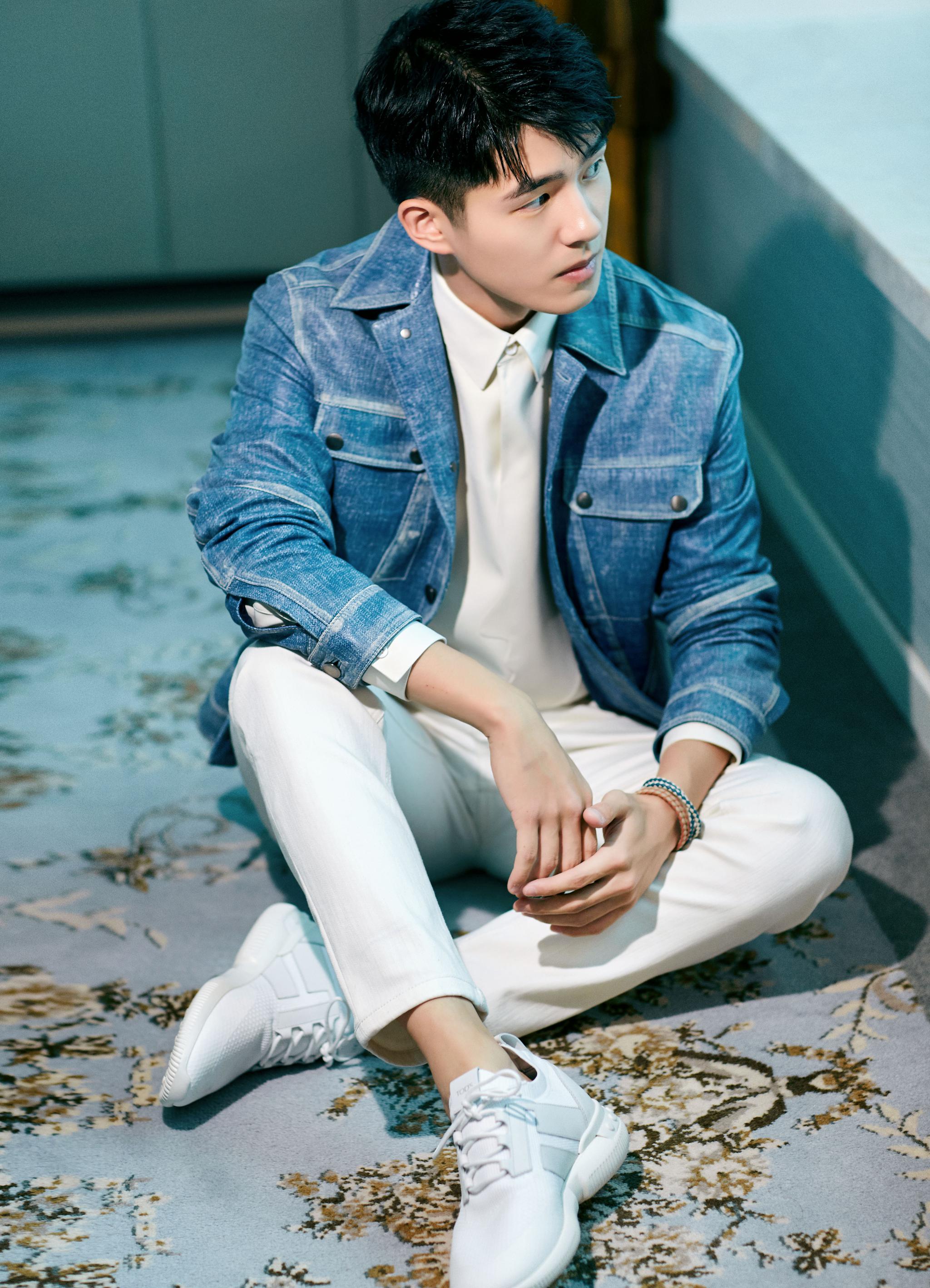 刘昊然牛仔衣青春亮相 阳光活力尽显春日气息