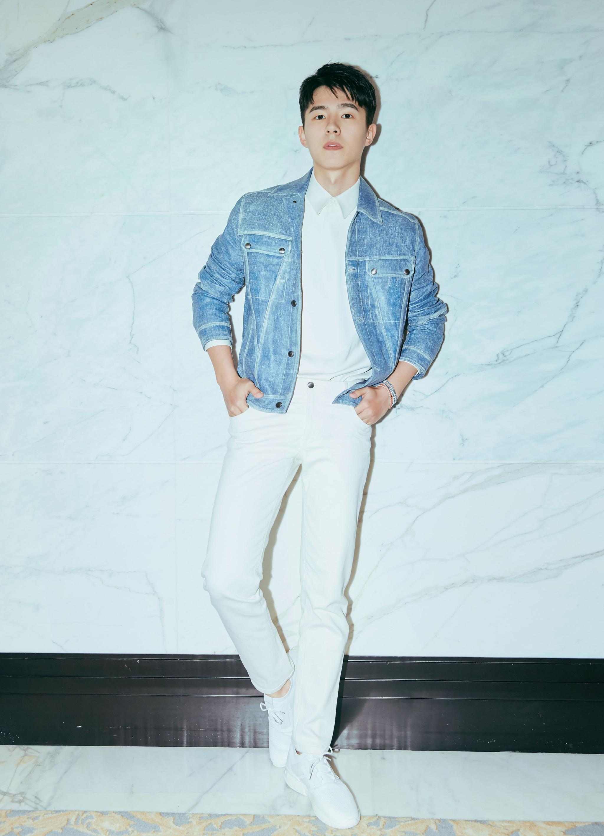 刘昊然牛仔衣青春亮相 阳光活力尽显春日气息