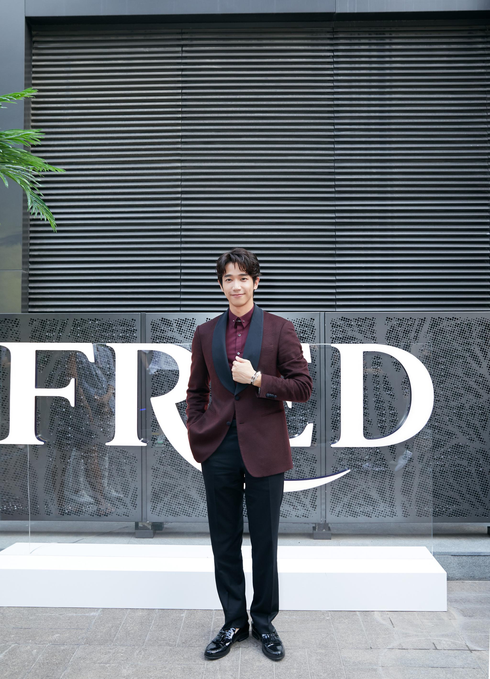 刘以豪亮相高级珠宝活动酒红西装极致典雅华贵