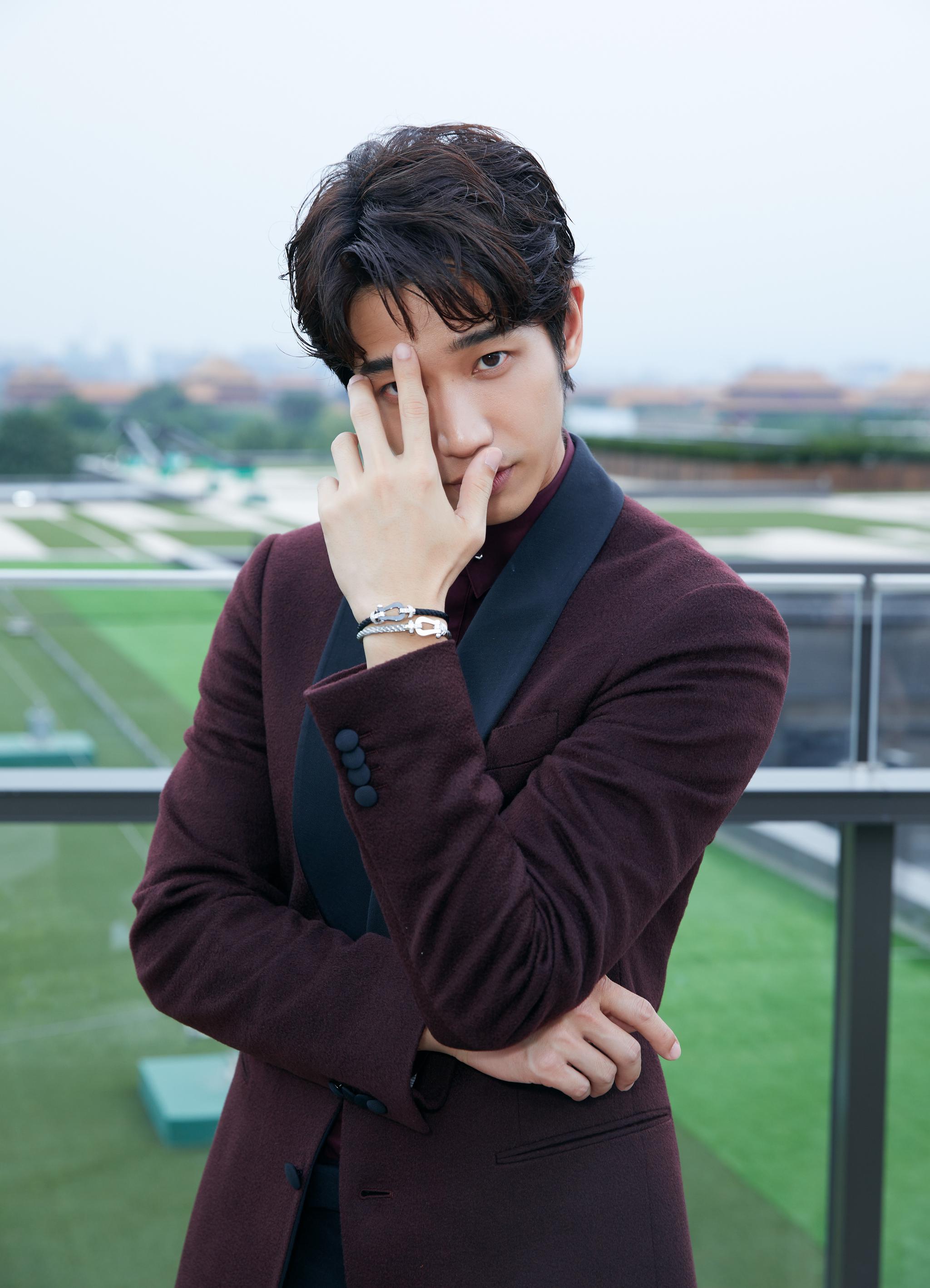 刘以豪亮相高级珠宝活动酒红西装极致典雅华贵