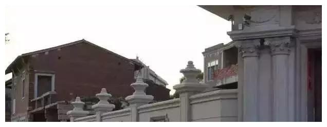 别人家的大门和围栏让人羡慕不已，全用大理石，华丽又大气