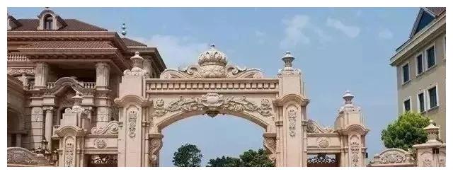 别人家的大门和围栏让人羡慕不已，全用大理石，华丽又大气