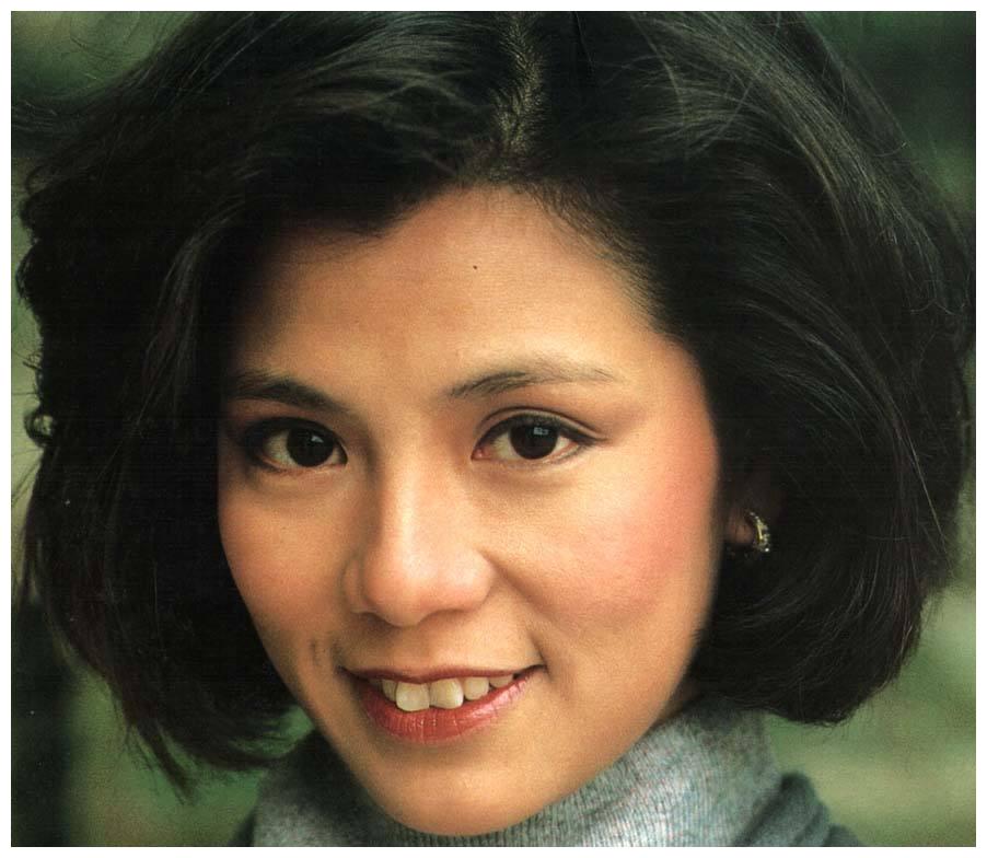 翁美玲是兔仔牙, 其实汤镇业也是兔仔牙, 不仔细观察还真不易发现