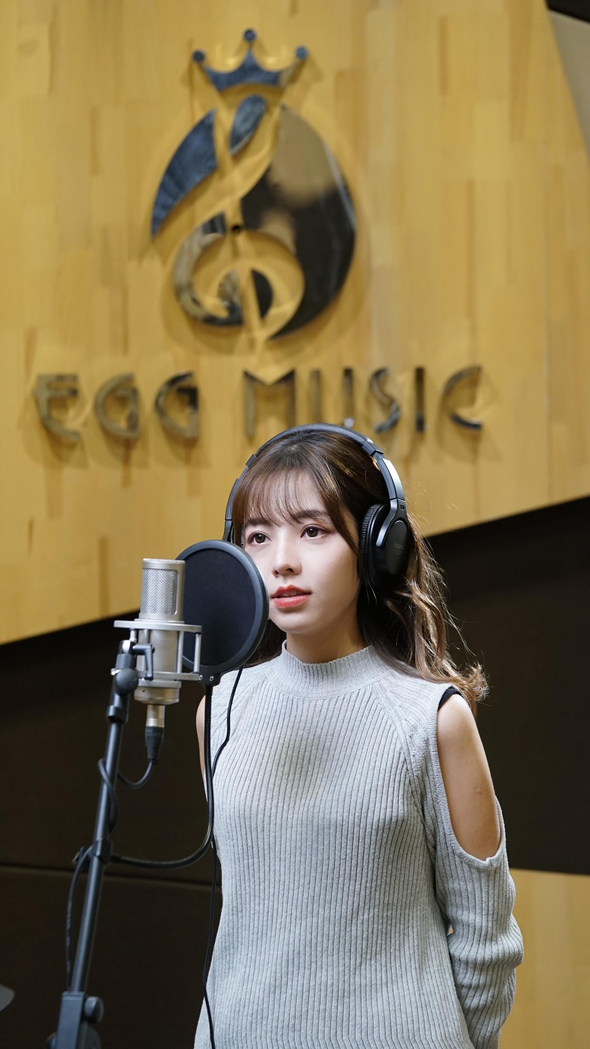 近日,爱贝克思旗下艺人董芷依携手众多艺人共同为音乐纪录片《坚定