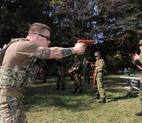 美国大兵浑身纹身,为何中国军人不可以?真实答案很多人不信