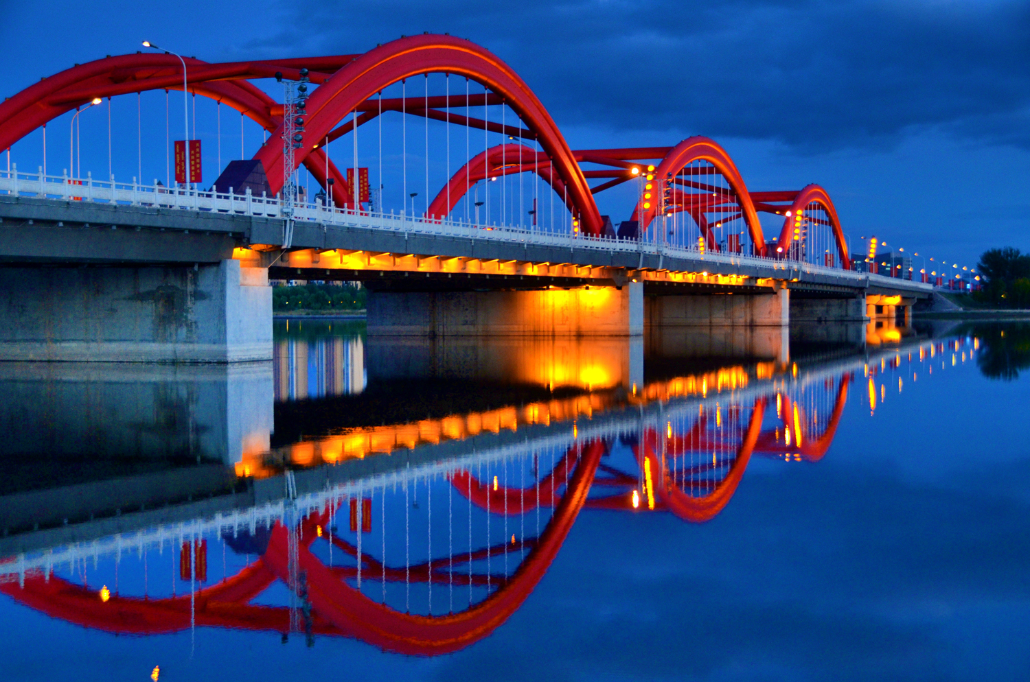 灯光璀璨的通辽市辽河公园彩虹桥,原创摄影