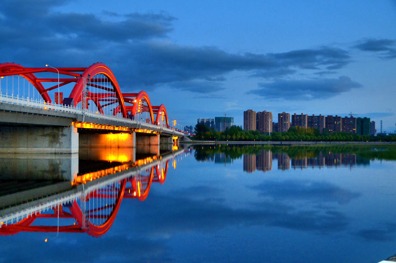 灯光璀璨的通辽市辽河公园彩虹桥,原创摄影