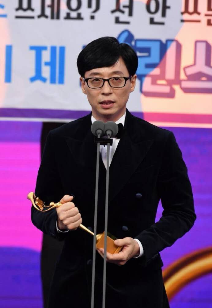 韩综艺大神刘在石再获大赏感言惋惜雪莉和具荷拉此举引爆泪点