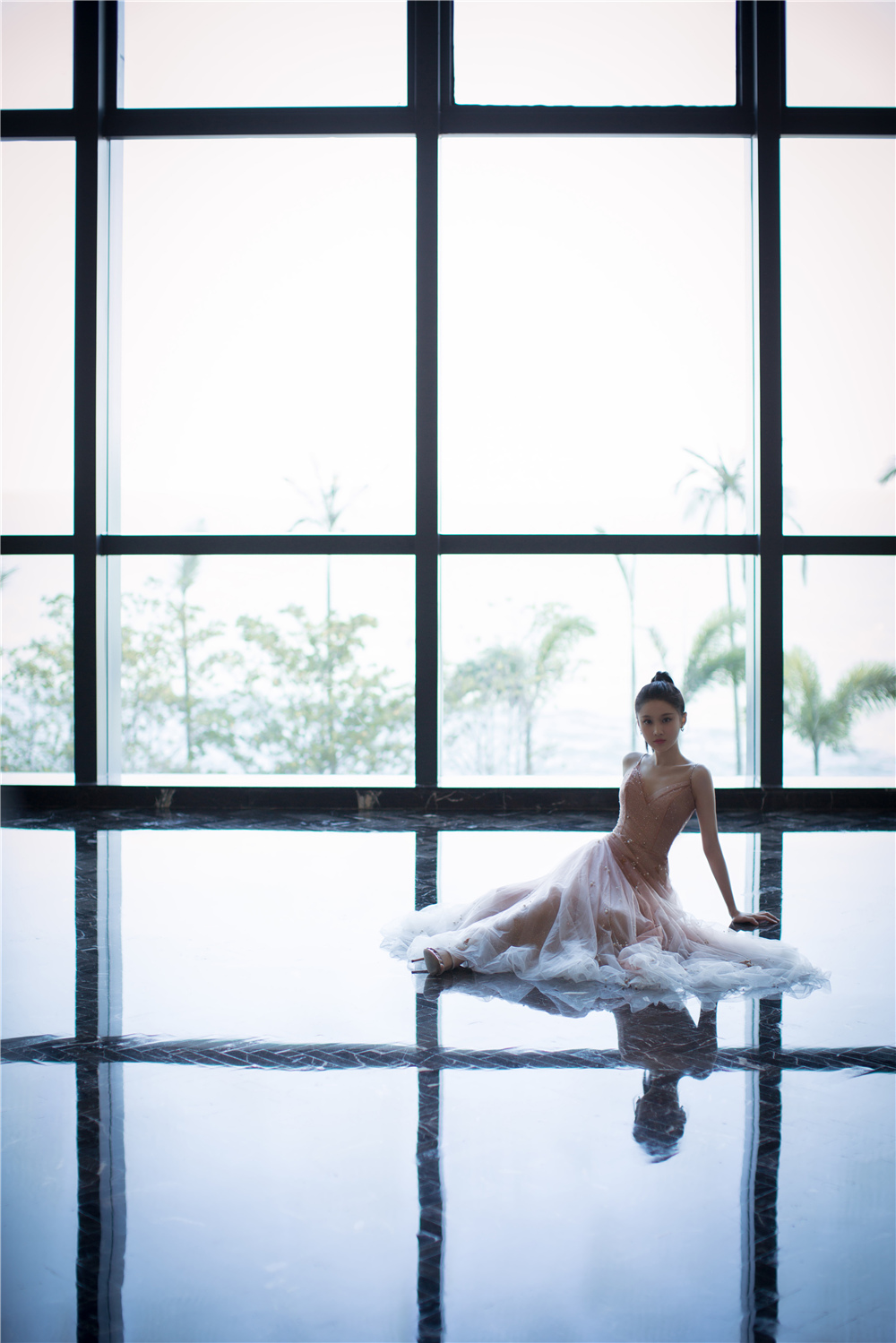 张慧雯亮相金鸡奖开幕 烟花吊带裙璀璨若星辰